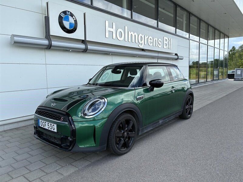 Grön Begagnad 2022 Mini Cooper Halvkombi | 269 500 kr (Marknadspris) - Bild 1/4