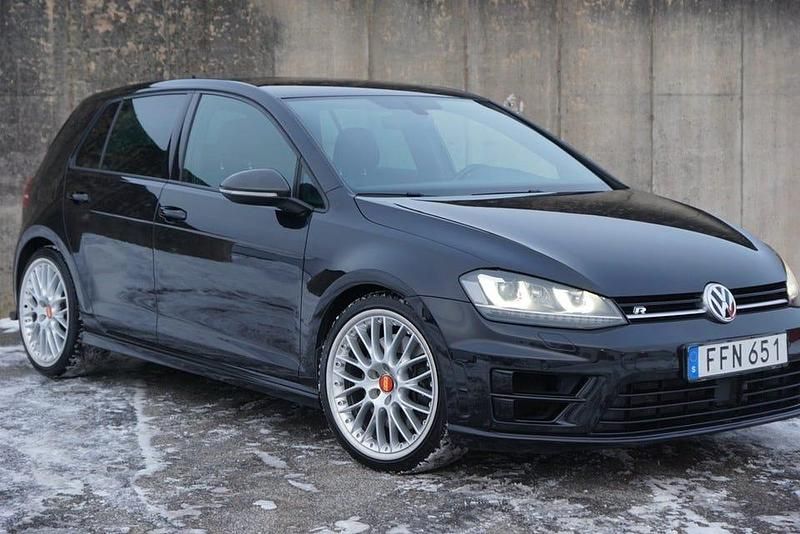 Begagnad VW Golf VII R 301 HK (221 kW) 2016 Svart Halvkombi