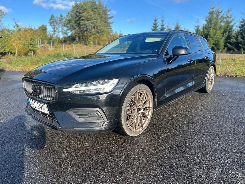 Svart Begagnad 2019 Volvo V60 Momentum Kombi | 124 000 kr (Marknadspris) - Bild 1/4