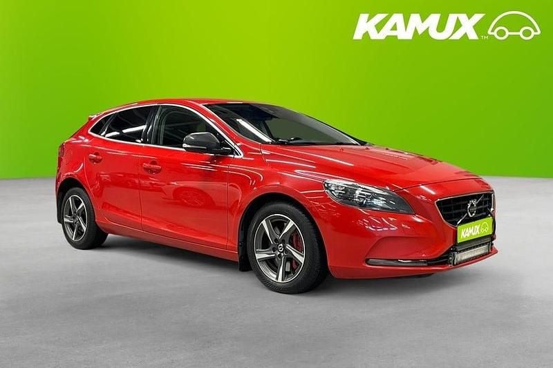 Begagnad Volvo V40 Momentum 190 HK (139 kW) 2015 Röd Halvkombi