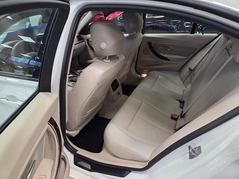 Begagnad BMW 318 143 HK (105 kW) 2014 Vit Sedan