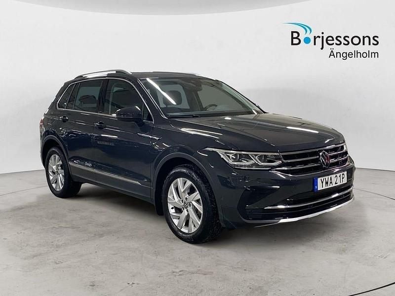 Grå Begagnad 2023 VW Tiguan Elegance SUV | 369 000 kr (Marknadspris) - Bild 1/4