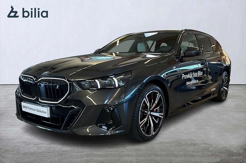 Grå Begagnad 2025 BMW i5 M Sport Sedan | 819 000 kr (Marknadspris) - Bild 1/4