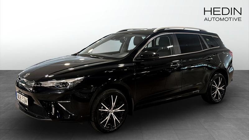 Svart (black) Begagnad 2022 MG MG5 EV Kombi | 229 900 kr (Marknadspris) - Bild 1/4