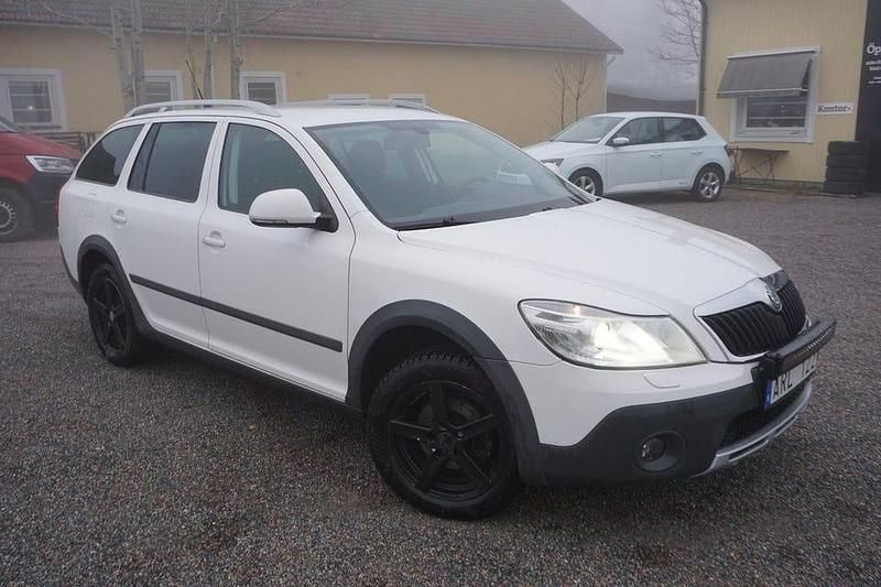 Vit Begagnad 2013 Skoda Octavia Scout Kombi | 84 900 kr (Bra pris) - Bild 1/4