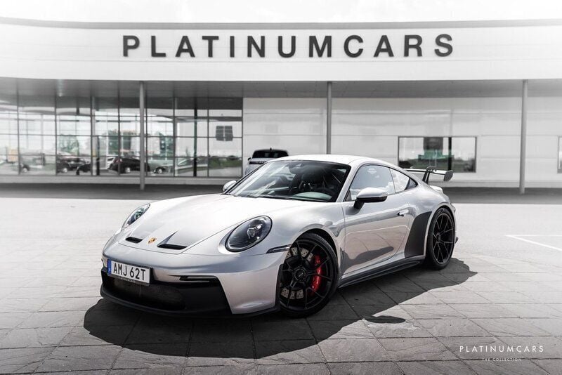 Grå (gt silver metallic) Begagnad 2021 Porsche 911 GT3 Sportkupé | 1 989 000 kr (Marknadspris) - Bild 1/4