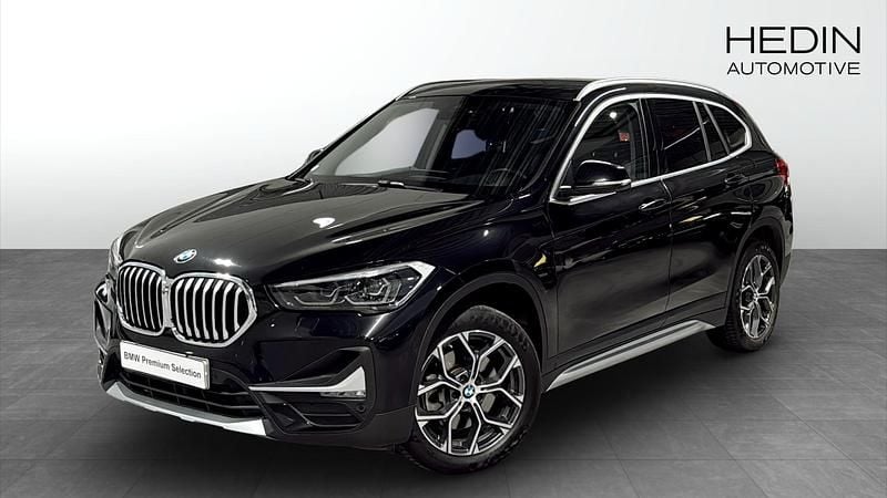 Svart Begagnad 2021 BMW X1 xLine SUV | 319 700 kr (Marknadspris) - Bild 1/4