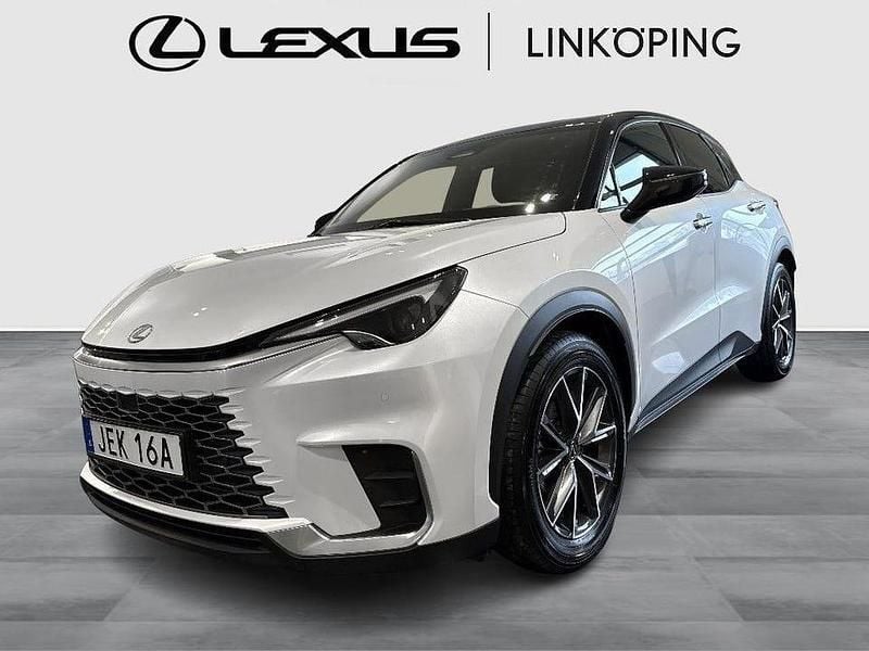 Vit Begagnad 2024 Lexus LBX SUV | 359 000 kr (Marknadspris) - Bild 1/4