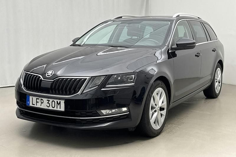 Svart Begagnad 2019 Skoda Octavia Style Kombi | 132 250 kr (Marknadspris) - Bild 1/4