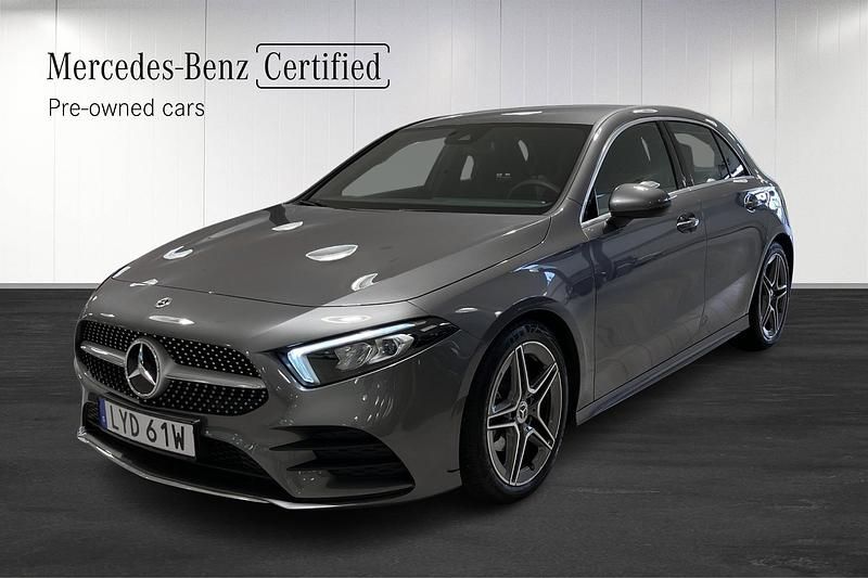 Svart Begagnad 2022 Mercedes A180 AMG Halvkombi | 294 900 kr (Lite dyr) - Bild 1/4