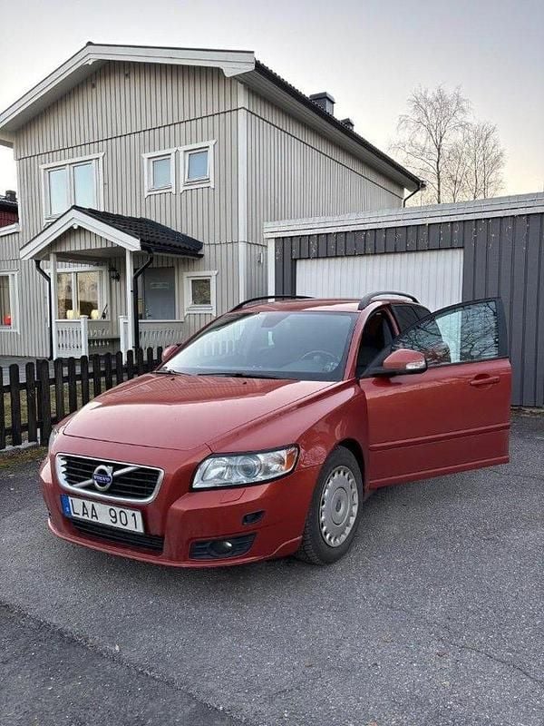 Röd Begagnad 2011 Volvo V50 Momentum Kombi | 60 000 kr (Marknadspris) - Bild 1/4