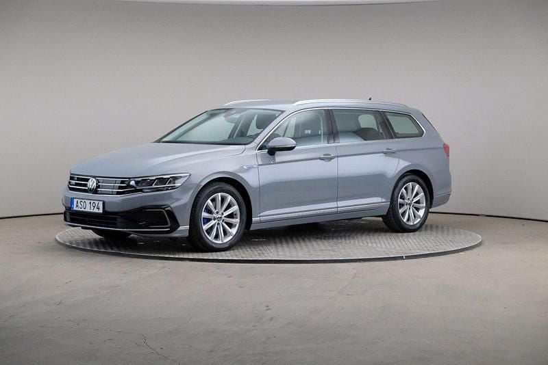 Grå Begagnad 2022 VW Passat GTE Kombi | 259 000 kr (Marknadspris) - Bild 1/4