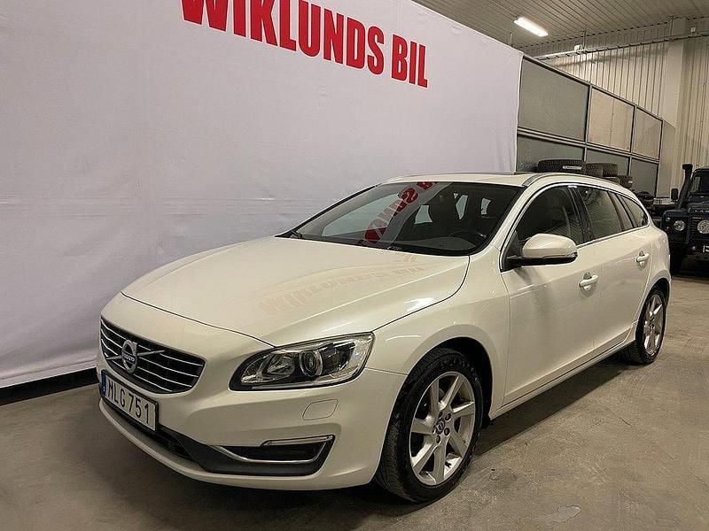 Vit Begagnad 2014 Volvo V60 Summum Kombi | 149 900 kr (Marknadspris) - Bild 1/4
