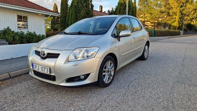 Silver Begagnad 2008 Toyota Auris Halvkombi | 49 000 kr (Marknadspris) - Bild 1/4