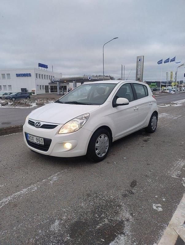 Begagnad Hyundai i20 Premium 78 HK (57 kW) 2012 Vit Halvkombi