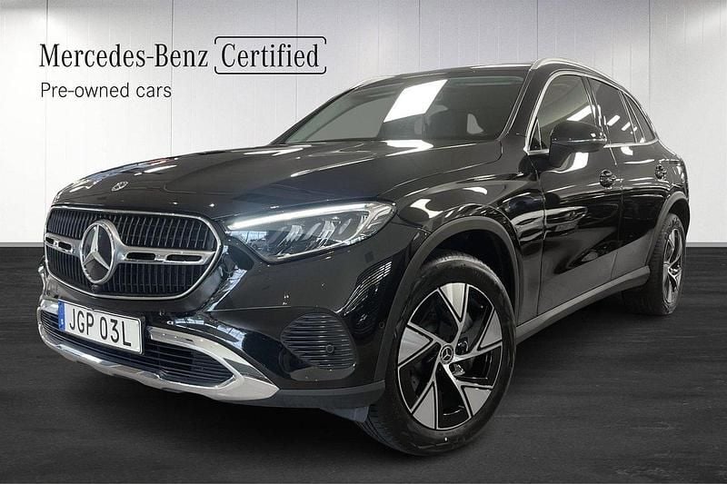 Svart (obsidiansvart metallic ) Begagnad 2024 Mercedes GLC300e SUV | 639 000 kr (Superpris) - Bild 1/4