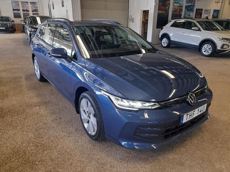 Mörkblå (anemone blue metallic) Begagnad 2024 VW Golf VIII Life Kombi | 299 000 kr (Bra pris) - Bild 1/4