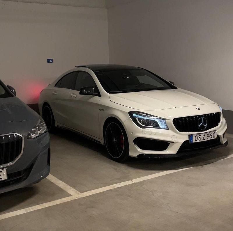 Vit Begagnad 2015 Mercedes CLA45 AMG AMG Sportkupé | 259 500 kr (Bra pris) - Bild 1/4