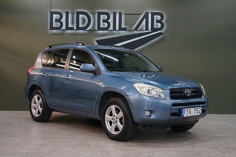 Blå Begagnad 2007 Toyota RAV4 SUV | 84 900 kr (Marknadspris) - Bild 1/4