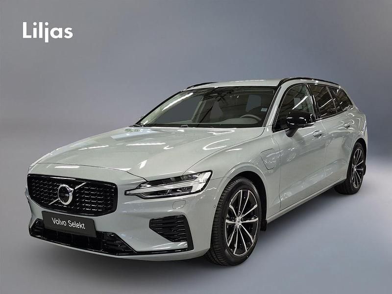 Grå Begagnad 2025 Volvo V60 Plus Kombi | 474 900 kr (Marknadspris) - Bild 1/3