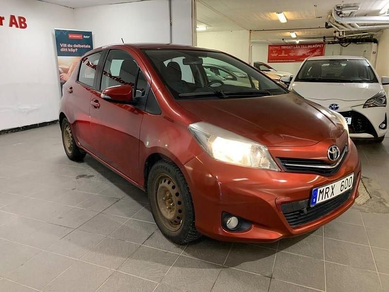Begagnad Toyota Yaris Active 99 HK (72 kW) 2011 Röd Halvkombi