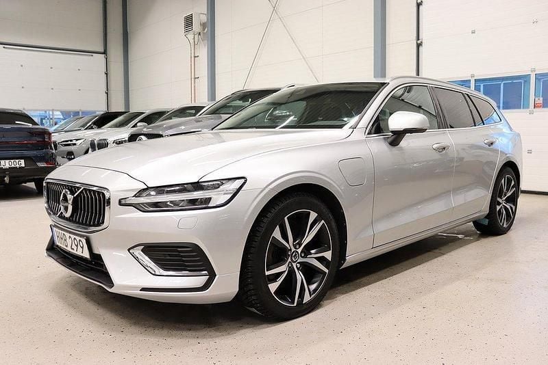 Silver Begagnad 2021 Volvo V60 Kombi | 364 800 kr (Lite dyr) - Bild 1/4