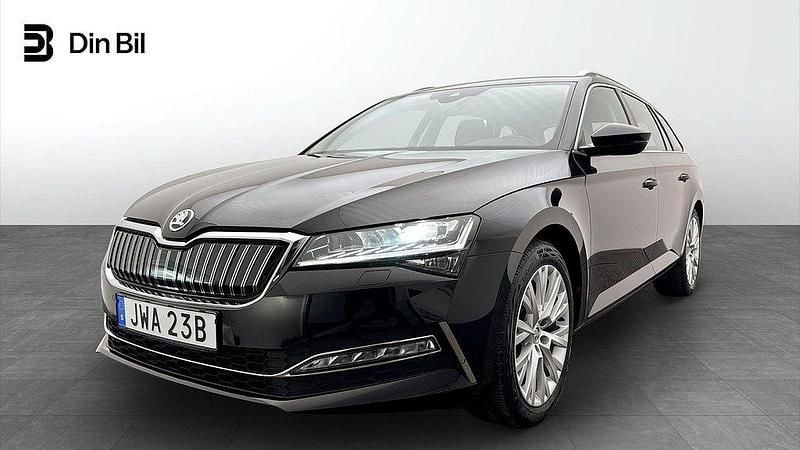 Svart (black magic pärleffekt me) Begagnad 2023 Skoda Superb Style Kombi | 354 900 kr (Marknadspris) - Bild 1/4