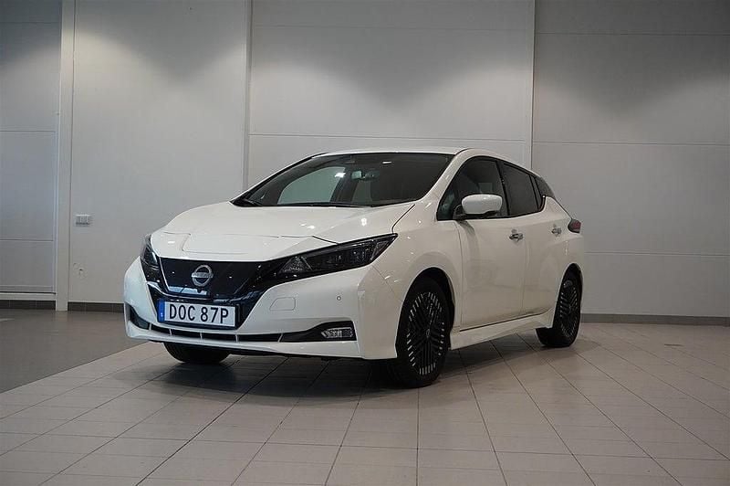 Vit Begagnad 2022 Nissan Leaf N-Connecta Halvkombi | 174 800 kr (Marknadspris) - Bild 1/4