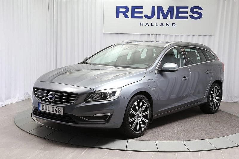 Grå Begagnad 2018 Volvo V60 Standard Kombi | 209 500 kr (Marknadspris) - Bild 1/4