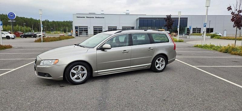 Brun Begagnad 2012 Volvo V70 Momentum Kombi | 58 000 kr (Marknadspris) - Bild 1/4