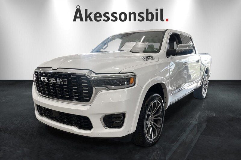Vit Ny 2025 RAM 1500 Pickup | 1 368 750 kr (Marknadspris) - Bild 1/4