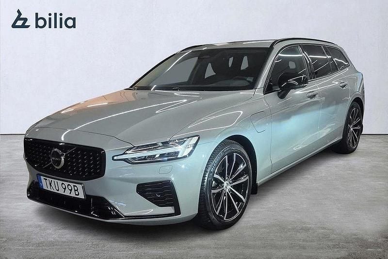 Grå Begagnad 2025 Volvo V60 Plus Kombi | 489 000 kr (Marknadspris) - Bild 1/3