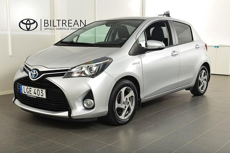 Silver Begagnad 2015 Toyota Yaris Hybrid Edition Halvkombi | 144 900 kr (Bra pris) - Bild 1/4