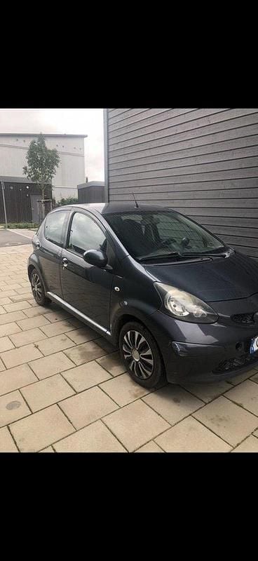 Grå Begagnad 2008 Toyota Aygo Halvkombi | 10 000 kr (Bra pris) - Bild 1/2