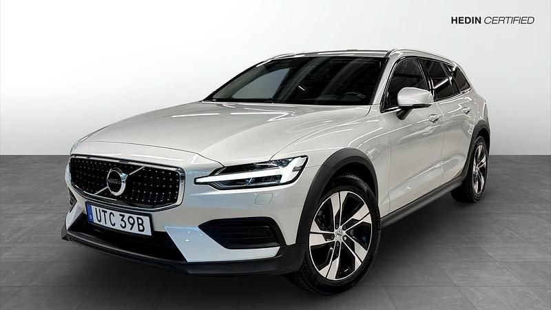 Vit (beige) Begagnad 2022 Volvo V60 CC Kombi | 349 900 kr (Superpris) - Bild 1/4