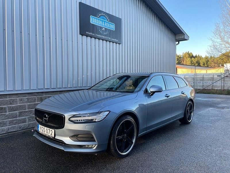 Ljusblå (blåmetallic) Begagnad 2017 Volvo V90 Momentum Kombi | 189 900 kr (Bra pris) - Bild 1/4