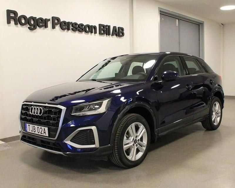 Blå Begagnad 2024 Audi Q2 Advanced SUV | 289 000 kr (Marknadspris) - Bild 1/4