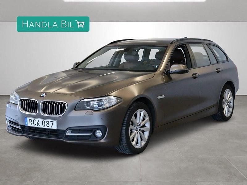 Brun Begagnad 2017 BMW 520 Shadowline Kombi | 214 900 kr (Superpris) - Bild 1/4