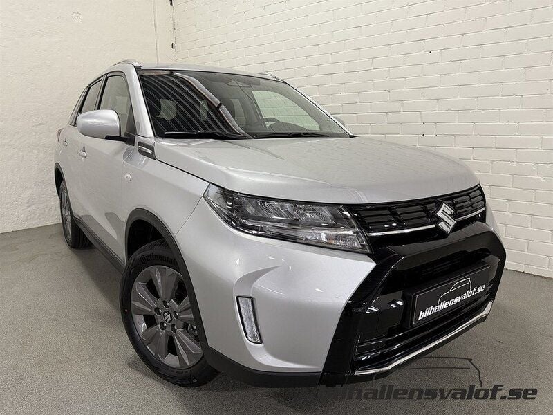Grå Ny 2025 Suzuki Vitara SUV | 299 900 kr (Marknadspris) - Bild 1/4