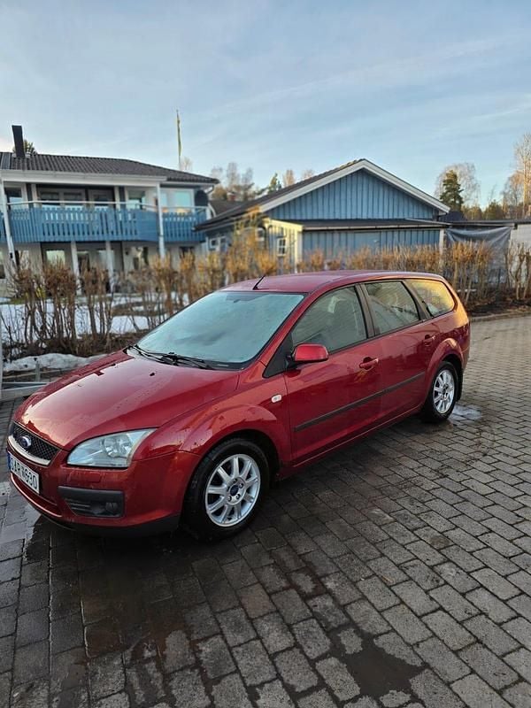 Begagnad Ford Focus 125 HK (91 kW) 2007 Vinröd Kombi