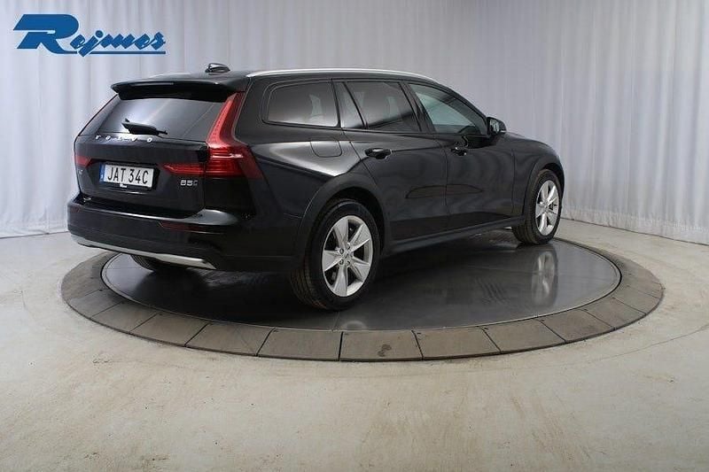 Begagnad Volvo V60 CC Core 250 HK (183 kW) 2024 Onyx svart metallic Kombi