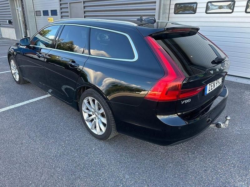 Begagnad Volvo V90 Momentum 150 HK (110 kW) 2018 Svart Kombi