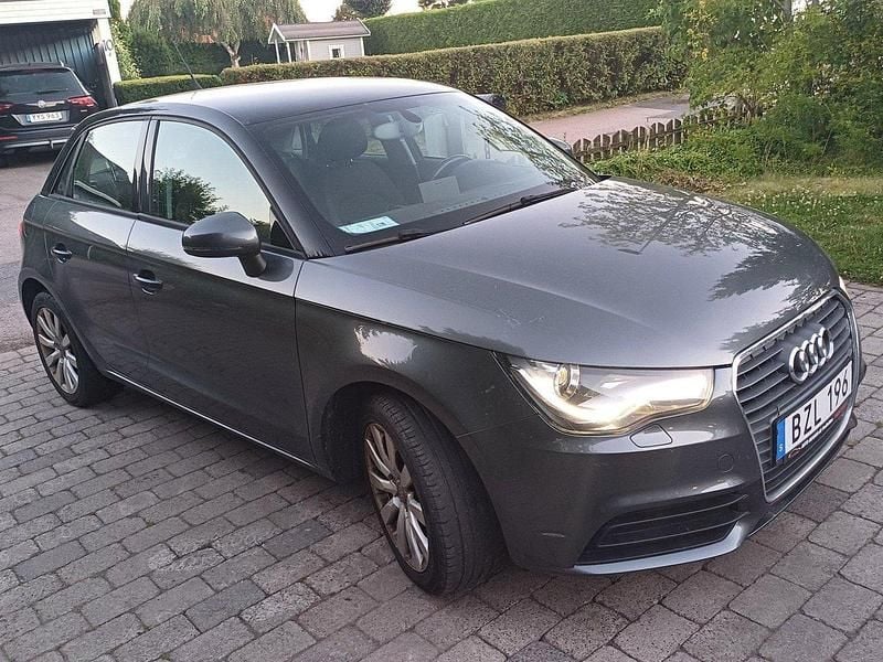 Grå Begagnad 2014 Audi A1 Sportback Sport Halvkombi | 95 000 kr (Marknadspris) - Bild 1/4