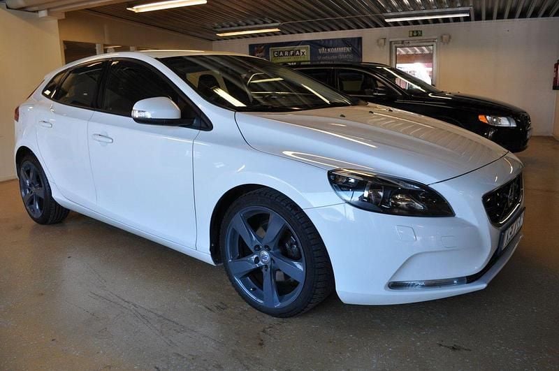 Vit Begagnad 2016 Volvo V40 Kinetic Kombi | 139 000 kr (Lite dyr) - Bild 1/4