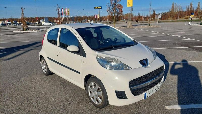 Vit Begagnad 2011 Peugeot 107 Halvkombi | 29 000 kr (Marknadspris) - Bild 1/4
