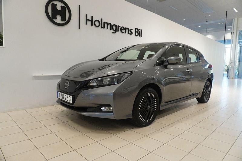 Grå Begagnad 2023 Nissan Leaf Acenta Halvkombi | 239 900 kr (Marknadspris) - Bild 1/4