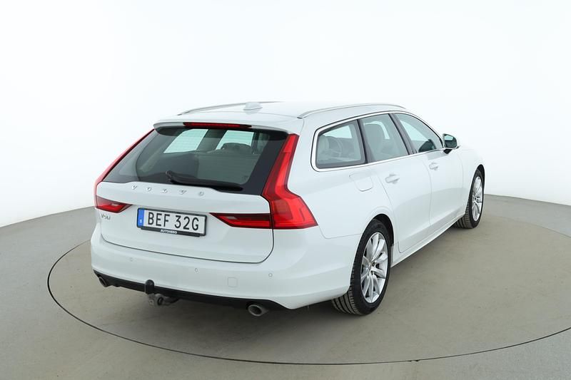 Begagnad Volvo V90 Momentum 192 HK (141 kW) 2019 Vit Kombi
