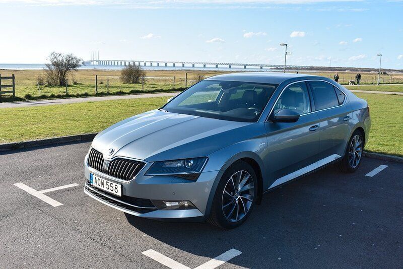 Grå Begagnad 2015 Skoda Superb LAURIN & KLEMENT Halvkombi | 174 900 kr (Marknadspris) - Bild 1/4