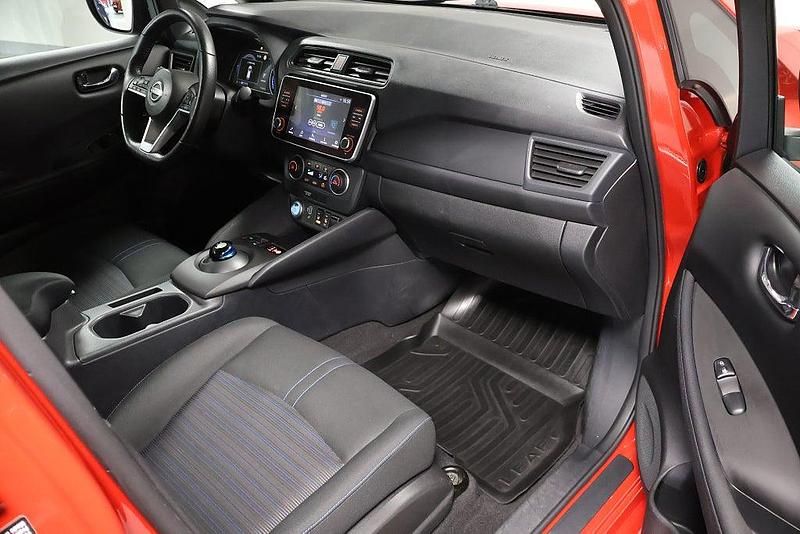 Begagnad Nissan Leaf Acenta 110 kW (150 HK) 2022 Röd Halvkombi