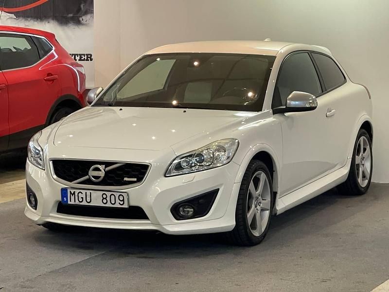 Vit Begagnad 2011 Volvo C30 R-Design Halvkombi | 84 900 kr (Marknadspris) - Bild 1/4